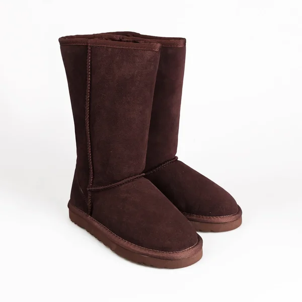 Zapatos de invierno marrón sobre blanco — Foto de Stock