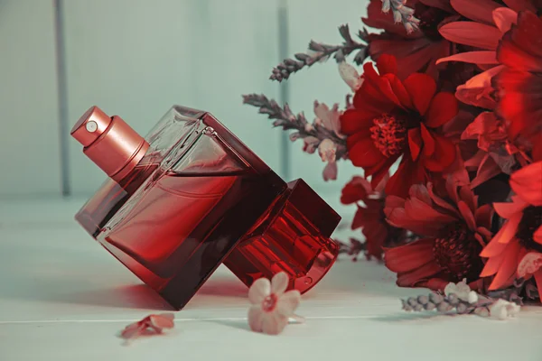 Perfume con flores rojas — Foto de Stock