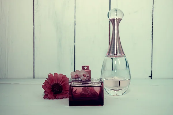 Parfum met bloemen — Stockfoto