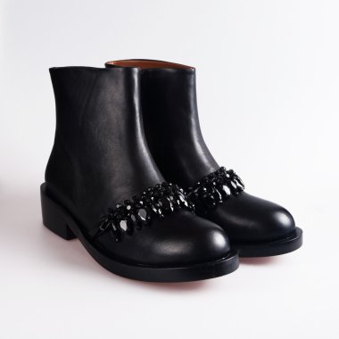 kadın siyah çizmeler beyaz üzerinde 