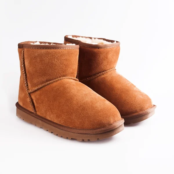 Pluizig wollige warme boots, geïsoleerd over Wit — Stockfoto