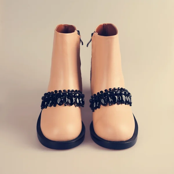 Женские бежевые ботинки — стоковое фото