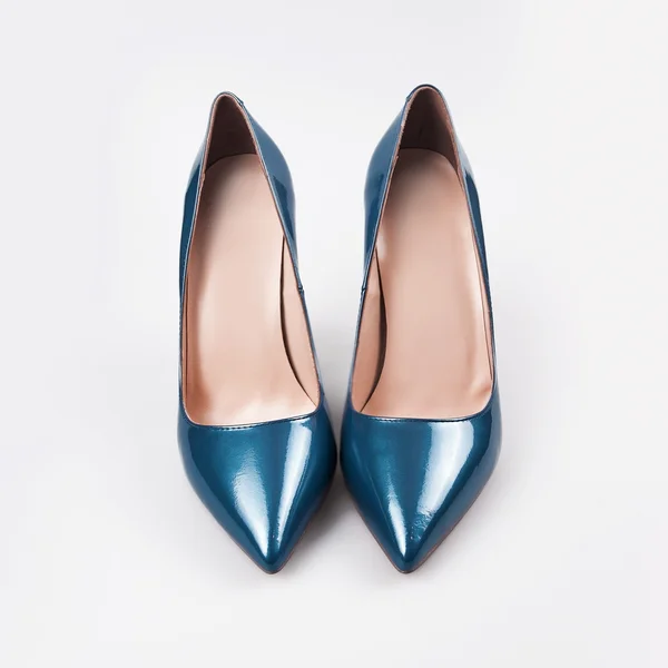 Vrouwelijke blue schoenen over Wit — Stockfoto