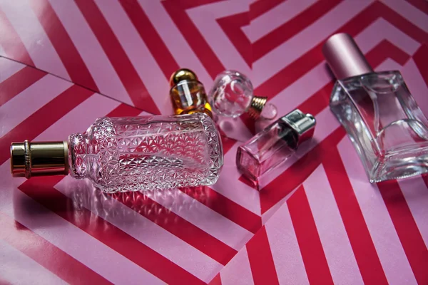 Sticlă cu parfumuri pe fundal roz — Fotografie, imagine de stoc
