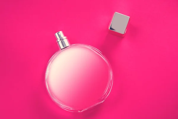 香水在粉红色的背景 — 图库照片