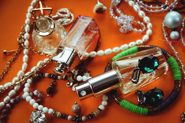 Perfume and jewelery — Stock Photo, Image