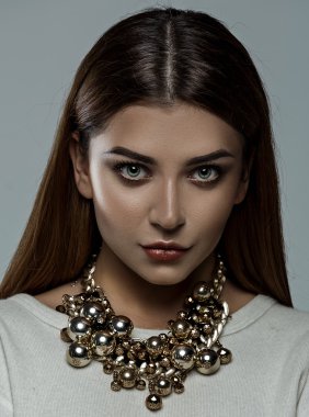 kız lüks kolye ile