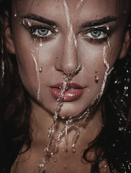 水ドロップで濡れた女顔. — ストック写真