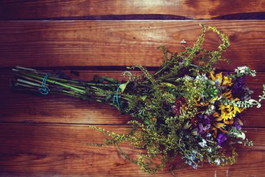 Rustik ahşap plakalar arka plan üzerinde kuru çiçekler