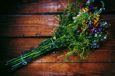 Ahşap bir arka planda kurumuş çiçek demeti