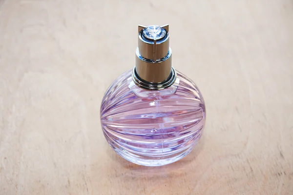 Botella de perfume femenino — Foto de Stock