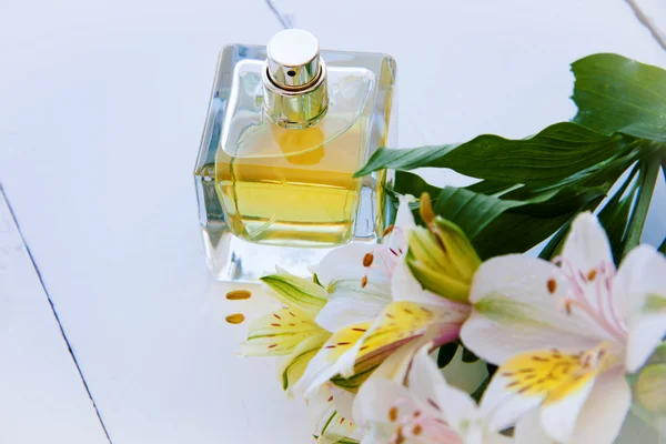 Parfum met bloemen — Stockfoto