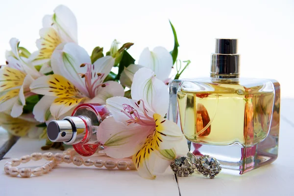 Dois frascos de perfume com flores — Fotografia de Stock