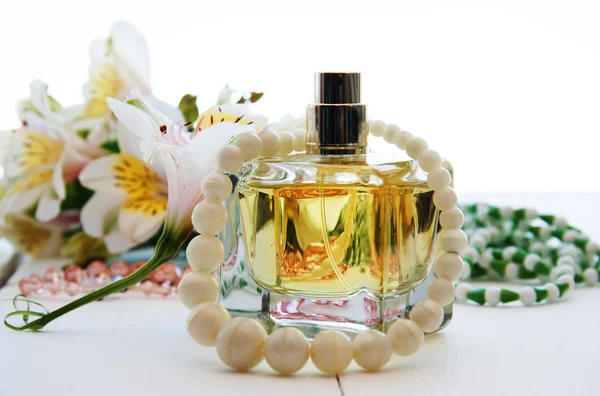 Vrouw perfume in mooie fles — Stockfoto