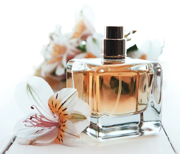 Perfume com flores — Fotografia de Stock