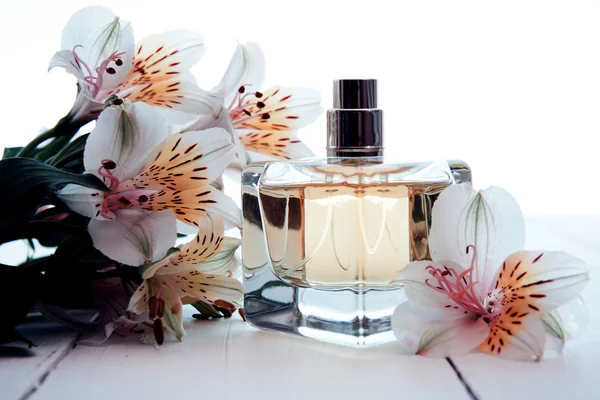 Parfém s květinami — Stock fotografie