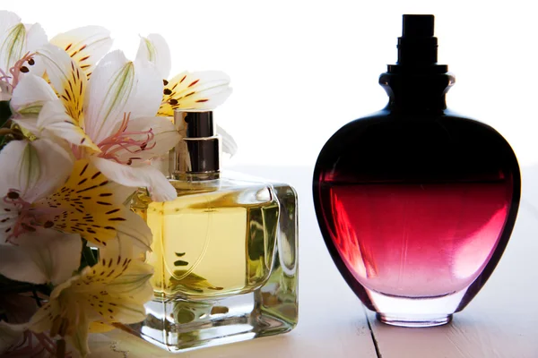 Dois frascos de perfume com flores — Fotografia de Stock