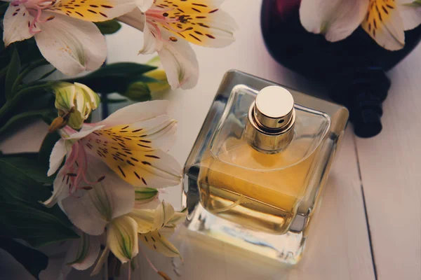 Çiçeklerle parfüm — Stok fotoğraf
