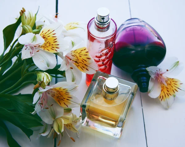 Parfym med blommor — Stockfoto