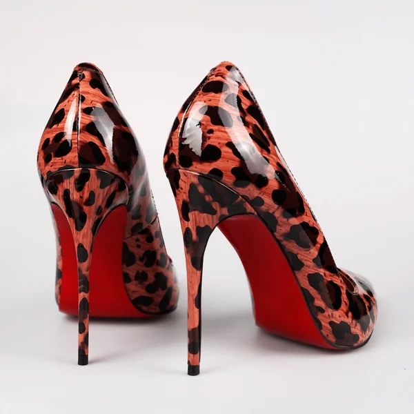 Sapatos de salto alto das mulheres cor de leopardo isolado no backgr branco — Fotografia de Stock