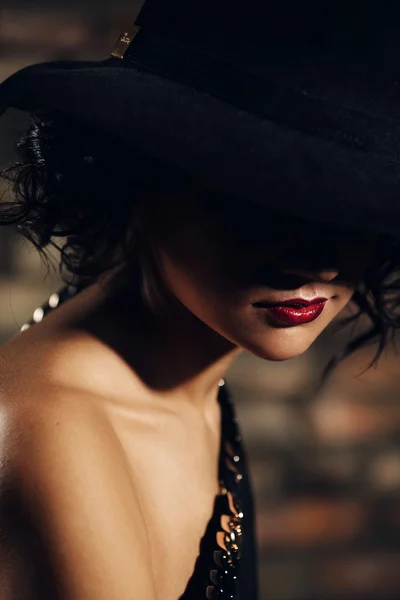 Mysterious portrait of a girl in a hat — Stock Photo, Image