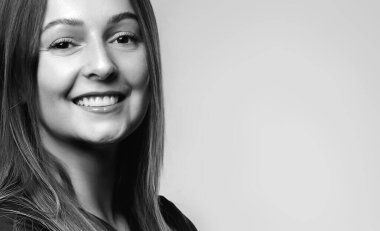 Güzel bir kadının portresi gülüyor ve kameraya bakıyor.