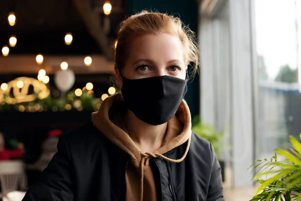 Jeune Femme Dans Masque Protection Trouve Dans Café Images De Stock Libres De Droits