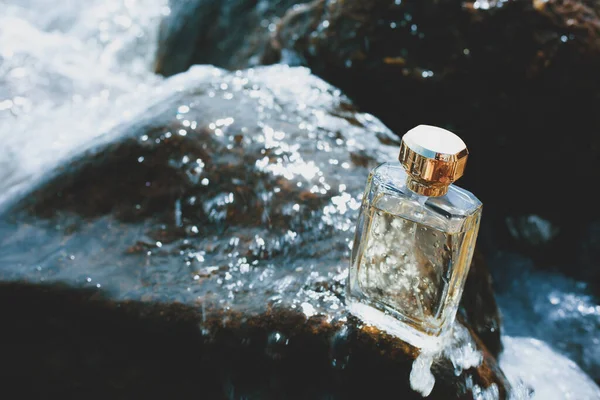 Kenarında Köpüklü Parfüm Şişesi — Stok fotoğraf