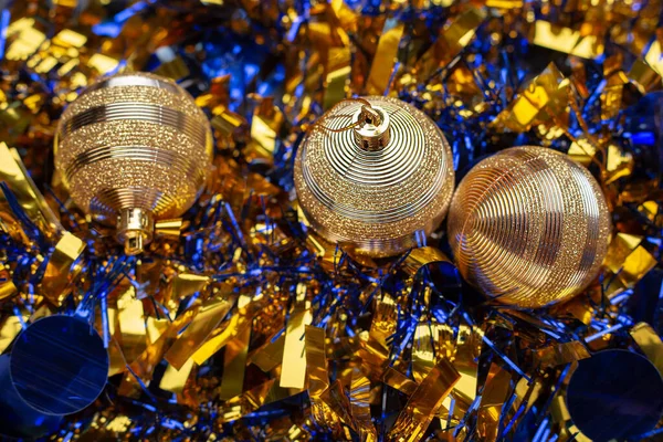 Fond Noël Boules Dorées Sur Fond Brillant — Photo