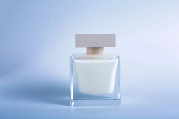 Frasco Perfume Fundo Azul — Fotografia de Stock