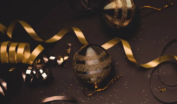 Weihnachten Hintergrund Goldene Kugeln Und Bänder Auf Braunem Hintergrund — Stockfoto