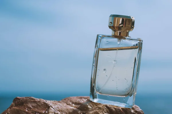 Parfümflasche Auf Blauem Himmel Hintergrund — Stockfoto