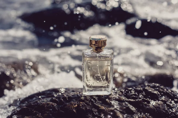 Frasco Perfume Sobre Fondo Marino Azul — Foto de Stock