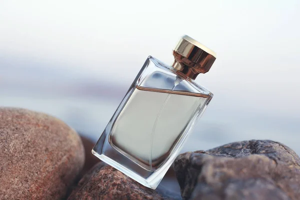 Parfüm Auf Dem Hintergrund Des Meeres — Stockfoto