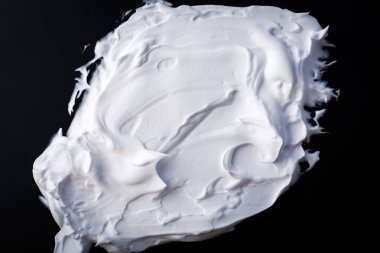 Siyah arkaplanda beyaz köpük