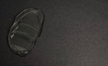 Siyah arkaplanı olan şeffaf jel krem dokusu