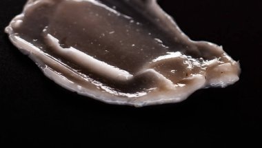 Siyah arkaplanda kozmetik jel lekesi