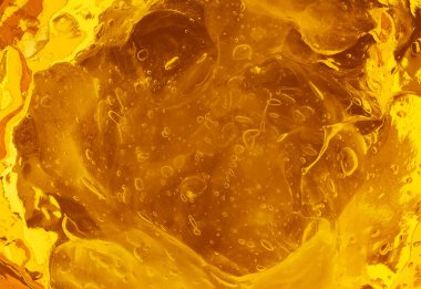 Sarı arka planda şeffaf kozmetik jel.