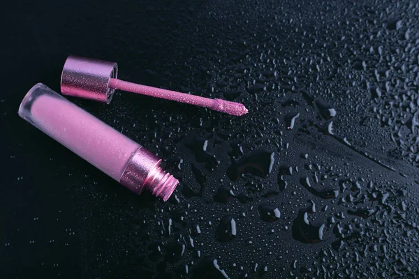 어두운 배경에 분홍빛 립스틱 — 스톡 사진