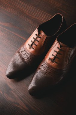 Ahşap arka planda erkek ayakkabıları