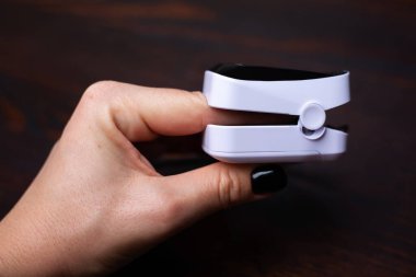 Sensör hastanın parmağındaki kandaki oksijen ve nabzı ölçüyor.