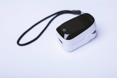 Nabız oksimetresi beyaz arkaplanda izole. Bir insanın oksijen doygunluğunu izlemek için kullanılır..