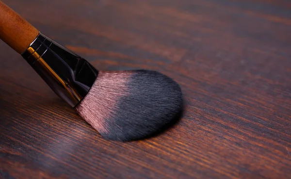 Kuas Makeup Pada Latar Belakang Kayu — Stok Foto