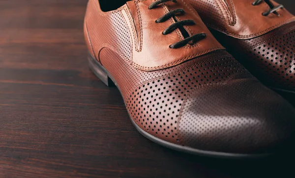 Zapatos Para Hombre Marrón Sobre Fondo Madera — Foto de Stock