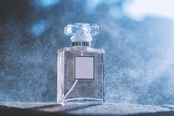 Parfüm Fröccsenés Kék Alapon — Stock Fotó