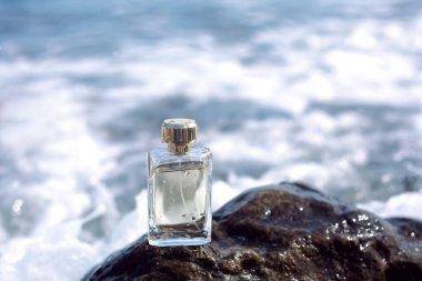 Denizin arka planında parfüm şişesi