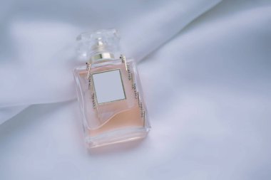 Kadın parfümü ve altın küpeler.