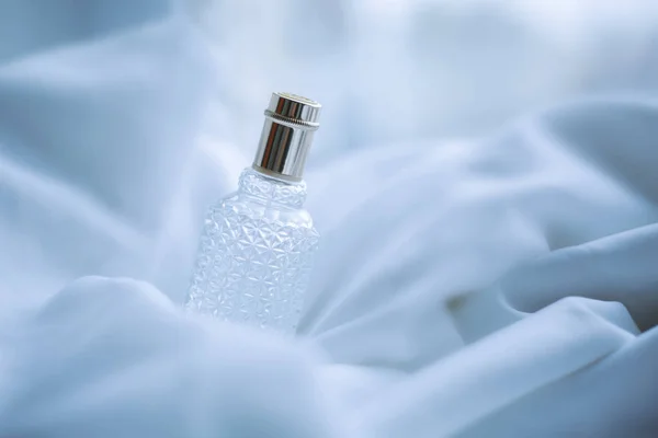 Perfume Sobre Fondo Tela Blanca Ondas — Foto de Stock