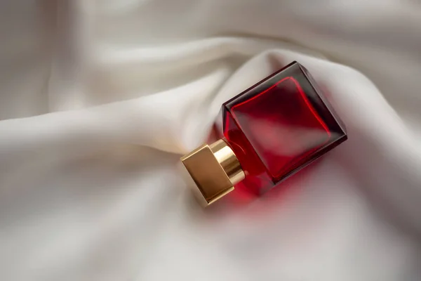 Parfum Rouge Sur Fond Blanc — Photo