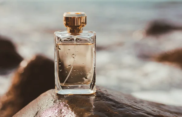 Бутылка Духов Фоне Моря — стоковое фото